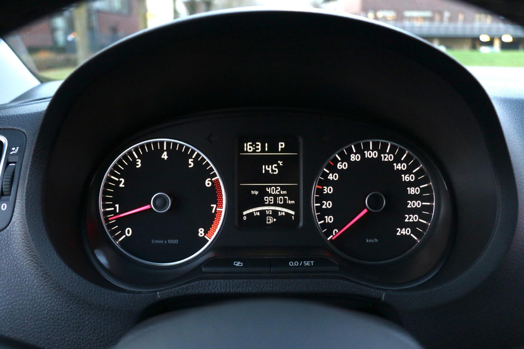 49897168-30.jpg