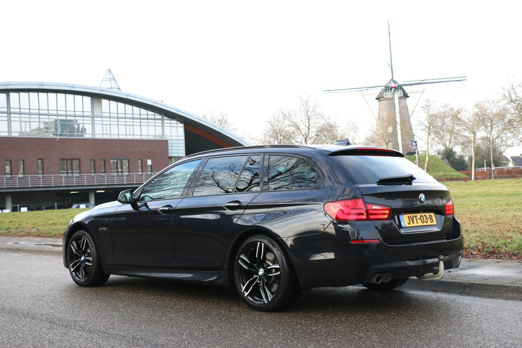 51208694-3.jpg